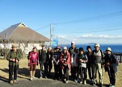 �o�b�N�ɖ[���̒Ⴂ�R����