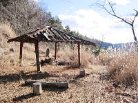 今にも崩れ落ちそうな東屋