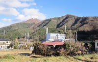 下山路の里道から倉見山を望む