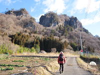 前方に岩櫃山の岩峰が・・・