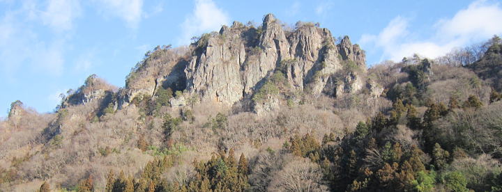 郷原の里から岩櫃山を望む