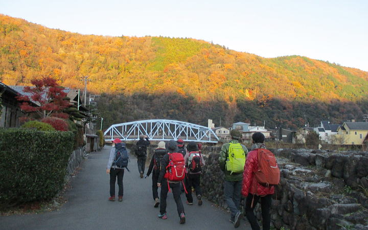 下山地の宮ヶ瀬ダムから半原バス停へ向かう