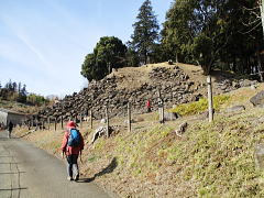 前方に経年劣化の石垣が･･･