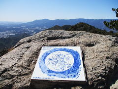 黒髪山の山頂（天童岩）にて