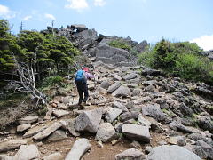 山頂部のガレ場を登る