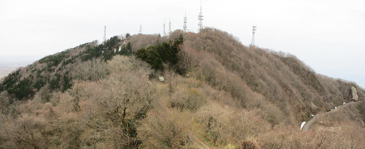 ロープウェイ山頂駅付近から弥彦山の山頂部を望む