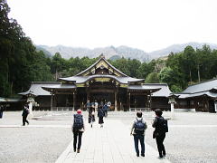 バックに弥彦山が･･･
