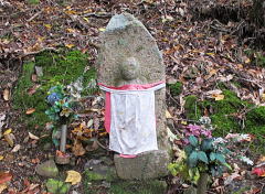 丁石と地蔵像が組みなって現れる