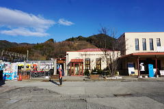 レトロな感じの下吉田駅舎