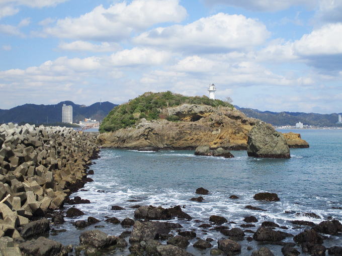 荒島は鴨川港の防波堤の先端にある