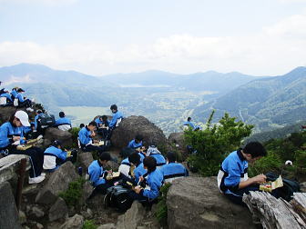 山頂で憩う中学生たち