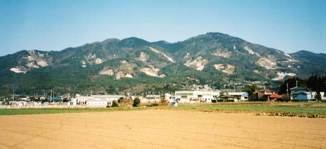 採石による斑模様の山肌が痛々しい 採石による斑模様の山肌が痛々しい