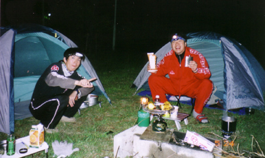 左Kさん、右Sさん。真ん中、焼きとうもろこしさん。