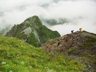 下山路にて天狗岩(左奥)を望む 下山路にて天狗岩(左奥)を望む