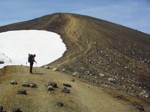 裏旭から旭岳山頂部を振り返る 裏旭から旭岳山頂部を振り返る