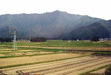 田園越しに聳える金城山