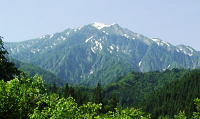 登山口(駒ノ湯)から越後駒ケ岳を望む 登山口(駒ノ湯)から越後駒ケ岳を望む