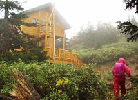 ログ調の避難小屋 ログ調の避難小屋
