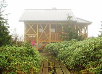 ログ調の小奇麗な避難小屋 ログ調の小奇麗な避難小屋