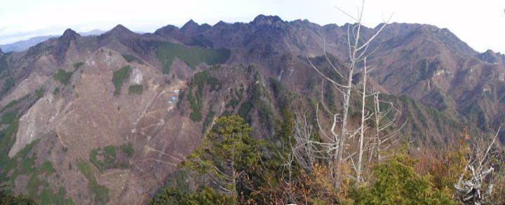 南天山から両神山を望む(後日撮影) 南天山から両神山を望む(後日撮影)