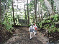 前方に古御嶽神社 前方に古御嶽神社