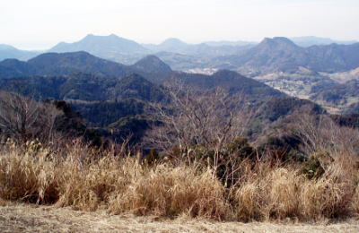 左奥は富山・右奥は伊予ヶ岳 左奥は富山・右奥は伊予ヶ岳