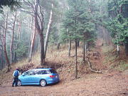 左奥が菜畑山の登山口 左奥が菜畑山の登山口