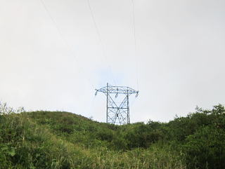 この辺りに送電鉄塔は3基以上あります