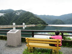 湖畔のベンチで一休み