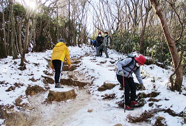 残雪の尾根道（高鈴山～御岩山）