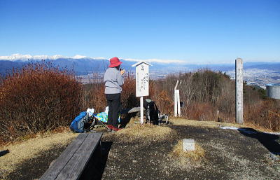 霧訪山の山頂（バックは北ア）