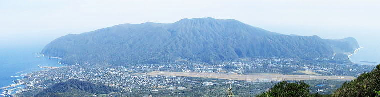 八丈富士の中腹から三原山を望む
