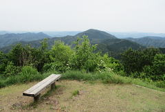 東鳳翩山の山頂から西鳳翩山を望む