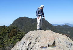 バックは青螺山