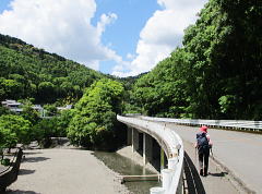 下山後のアスファルト歩き