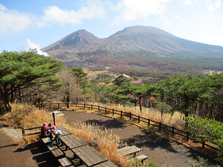 えびの高原越しの硫黄山（左端）と韓国岳