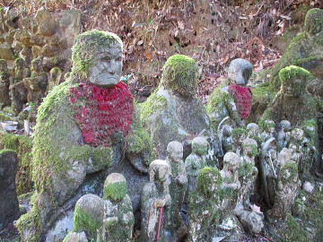 苔生した石仏がシブい！