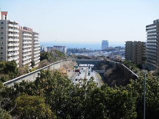 横横道路の真上を通ります