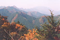 四阿屋山の山頂から両神山方面を望む 四阿屋山の山頂から両神山方面を望む
