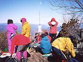 狭い山頂は中高年登山者で埋まっていた 狭い山頂は中高年登山者で埋まっていた
