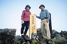 一瞬、上空の霧が晴れた! 東岳3141m:一瞬、上空の霧が晴れた!