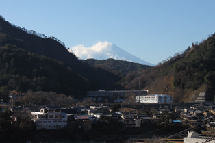 富士山と初狩の町（初狩PAにて）