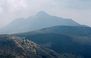 韓国岳から望む高千穂峰と新燃岳（右手前）