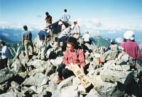 登山者で賑わう剣岳山頂