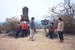 山頂にて：石碑には「土肥城趾」と書かれてある。