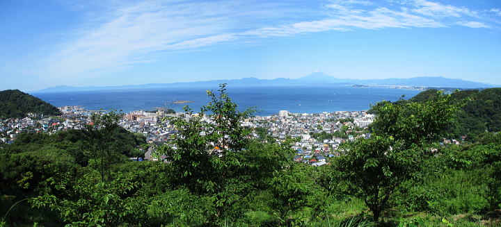 相模湾越しに伊豆〜箱根の山々・富士山