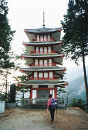 愛宕神社本殿の北側にある戦没者の慰霊のための塔