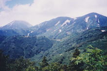 高谷池への登山道から焼山（左）と火打山を望む