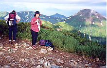バックは（左から）金山・雨飾山・焼山