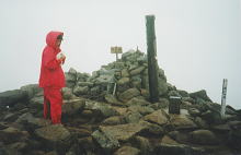 雨の飯豊本山山頂（北峰2105m）
